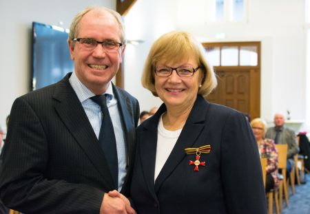 Landrat Manfred Müller (links) überreichte Jutta Schmidt (rechts) das Verdienstkreuz am Bande der Bundesrepublik Deutschland. (Foto: Amt für Presse- und Öffentlichkeitsarbeit, Kreis Paderborn)  